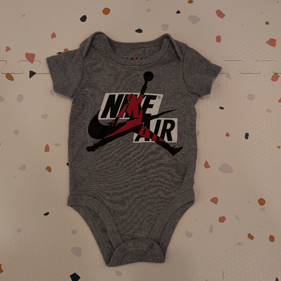 6-9M Nike Air Baby 2-Piece Set - Onesie & Shorts - Picture 2 of 5